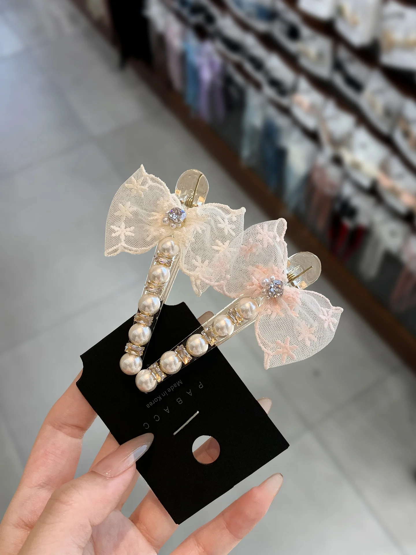 presilha-de-cabelo-bico-de-pato-elegante-com-laco-de-borboleta-bordado-perolas-e-strass-estilo-bailarina-acessorio-de-moda