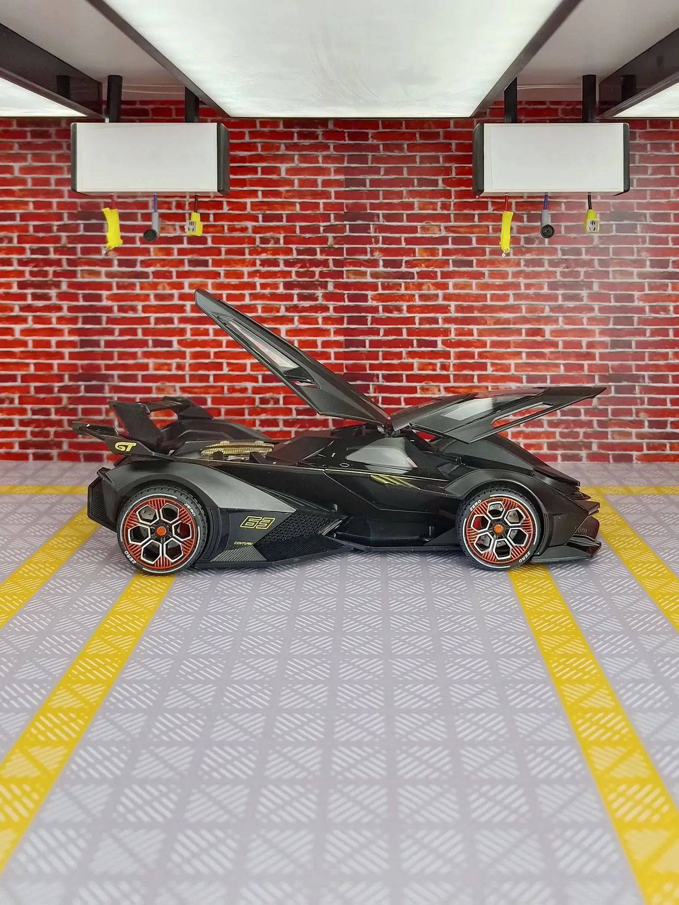 1: 22 simulation Lamborghini V12 alloy supercar model with doors that can open, sound and light feedback gift
