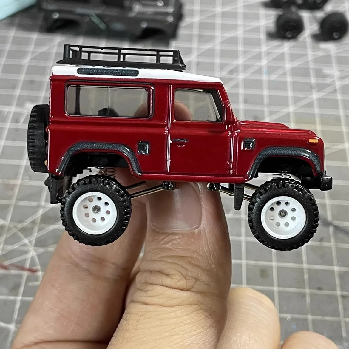 Dostosowany 1/64 pojazd terenowy SUV modernizacja amortyzator Model modernizacyjny miniaturowe akcesoria do scen garażowych strzelanie makro