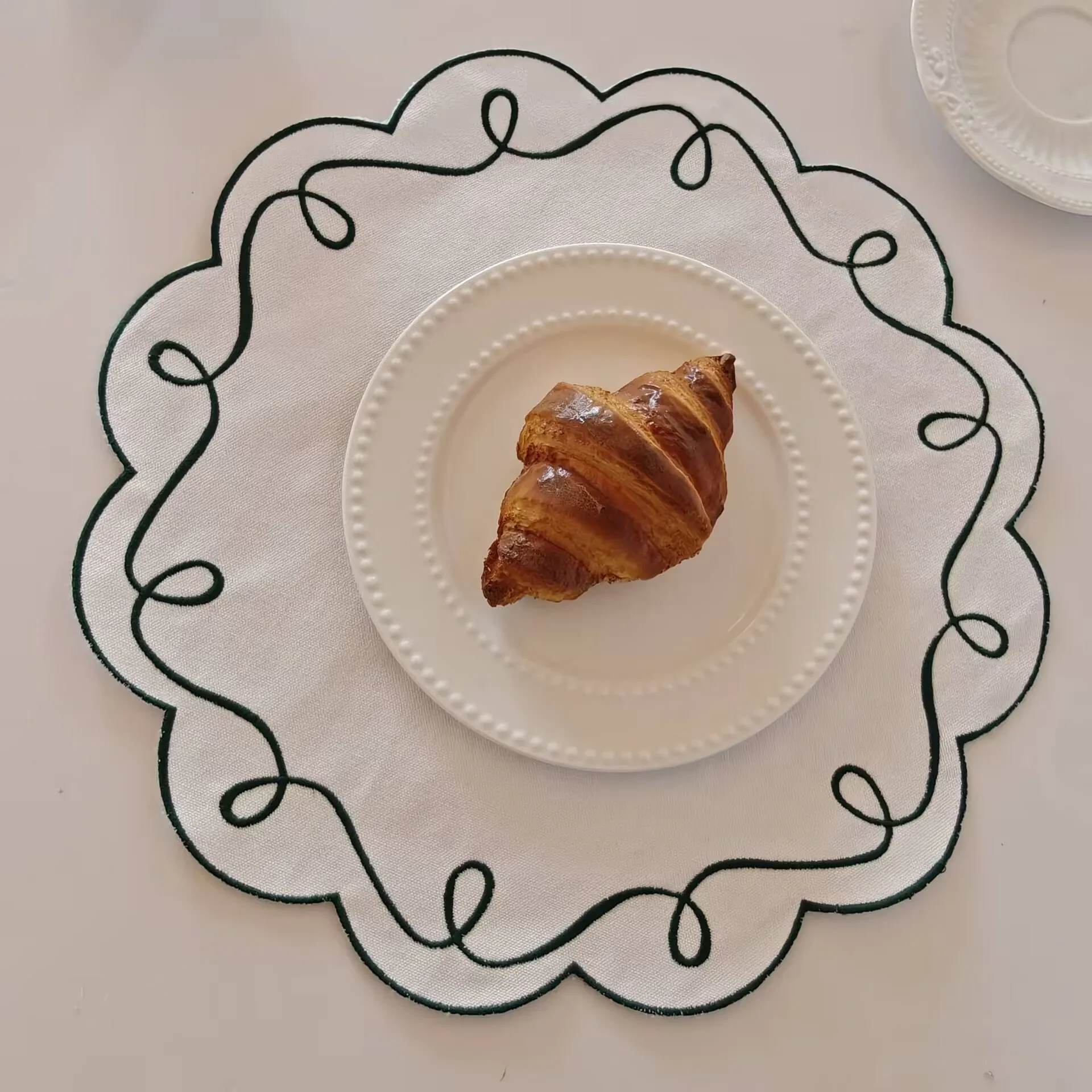 Circular Wavy Edge Embroidered Placemat Napkins Hotel Western Restaurant Tabletop Insulation Mat Party Decoration