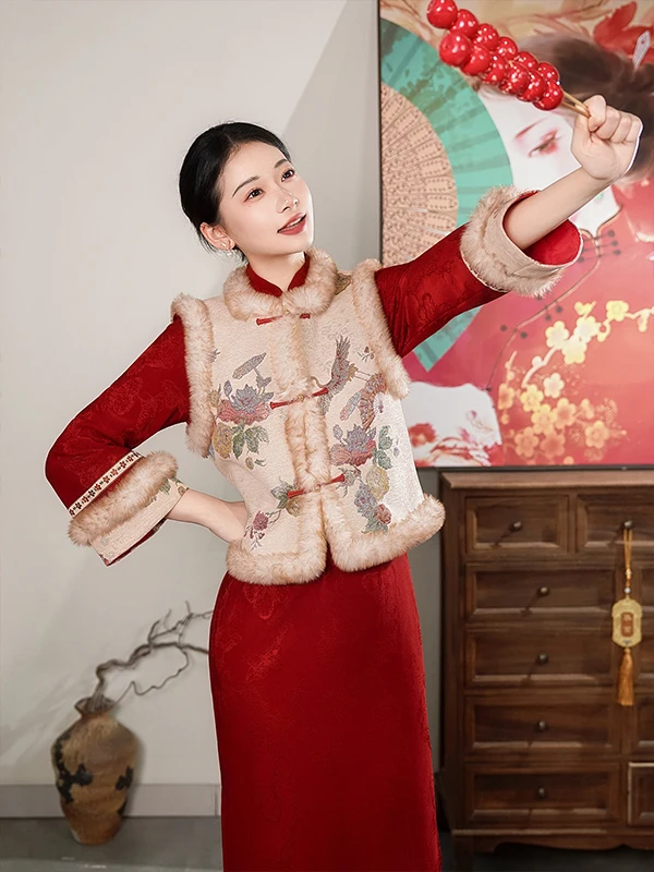 

Красный утепленный комплект: длинный халат и жилет с цветочным узором, приталенный крой, для новогодних праздников, зимняя мода, женский ансамбль