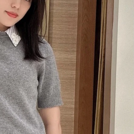 

Женский лоскутный топ из двух частей в полоску, сине-белый контрастный воротник, серый повседневный пуловер