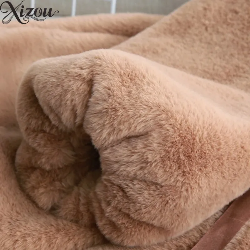 فتاة أفخم المعاطف الدافئة للنساء 2025 الخريف الشتاء طالب لطيف سميكة فو الفراء معطف أزياء السيدات سترة قطن