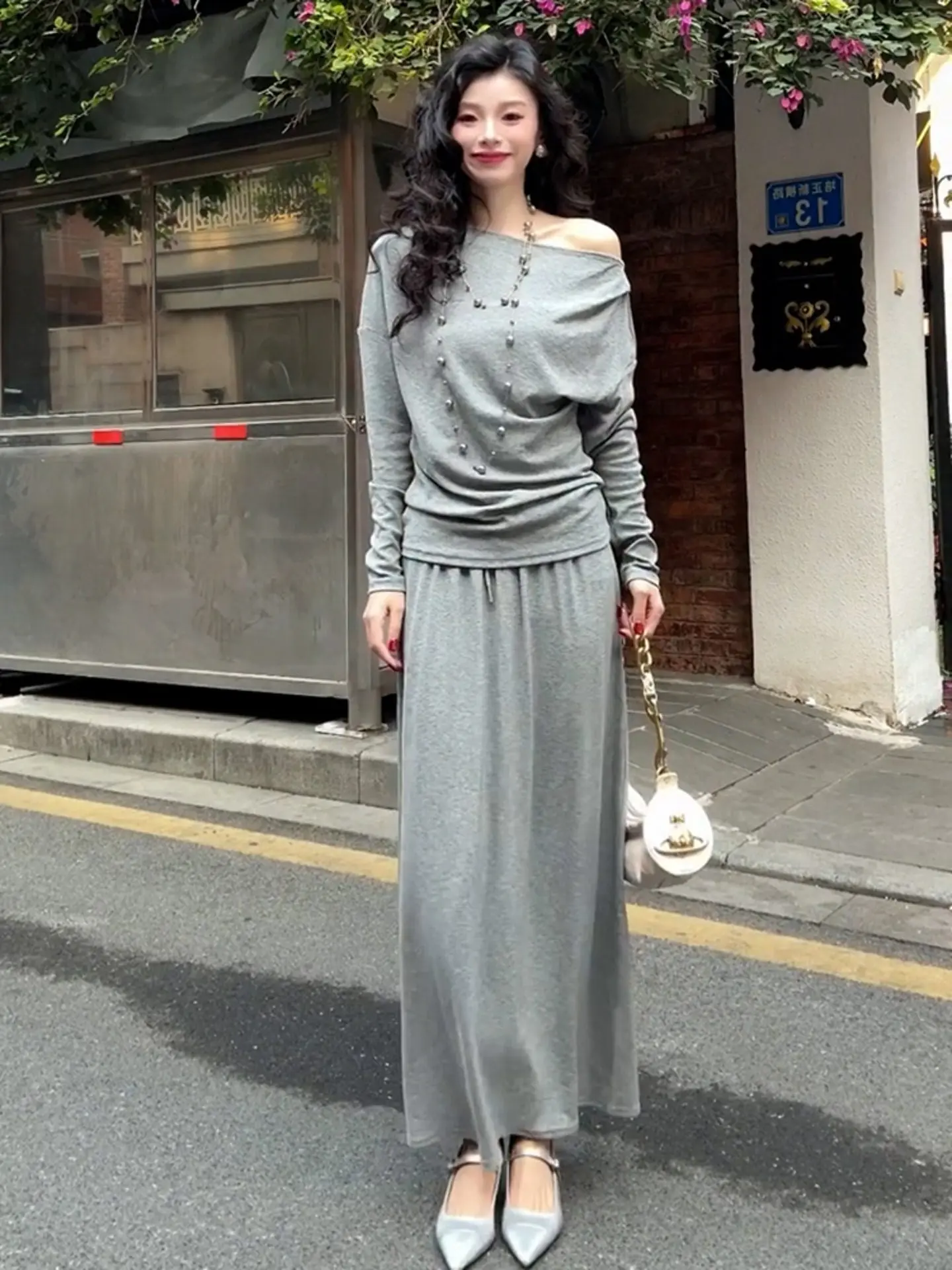 

Модный комплект из двух предметов: юбка макси с высокой талией и топ с открытыми плечами, весна 2026