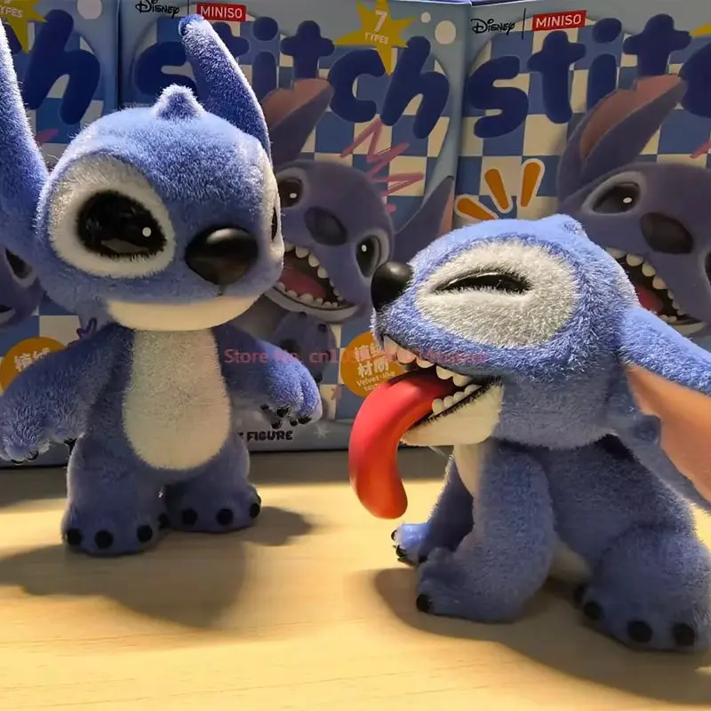 Disney Stitch Fluffy Adventure Series Blind Box Mini bambola floccata Decorazione da scrivania Giocattolo misterioso Regalo Action Figure da collezione