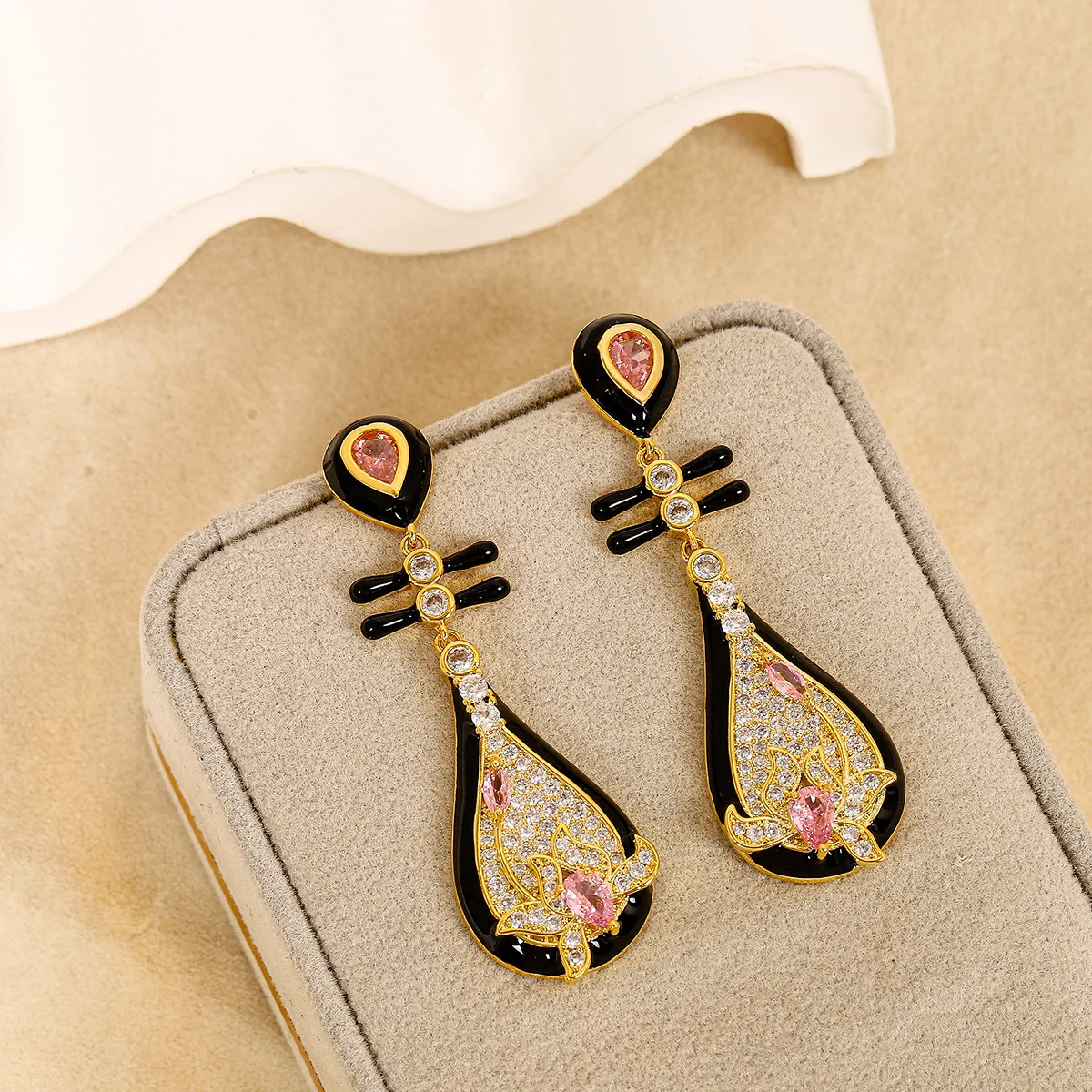 

HIBRIDE New Fashion Retro Lotus Pipa Earrings Women's Daily Dress Decoration Light Luxury Jewelry Wedding Ball Gift E334