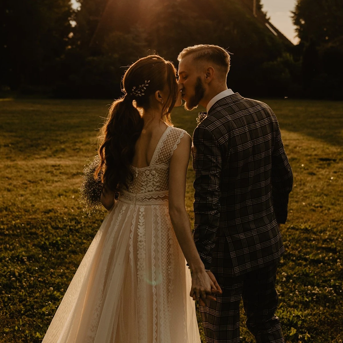 カスタムメイドのボヘミアン風フルレングスレースウェディングドレス、プラスサイズ、ロングフレアスリーブ、Aライン、バックレス、Vネック、ジッパー、ソフトチュール、ブライダルガウン