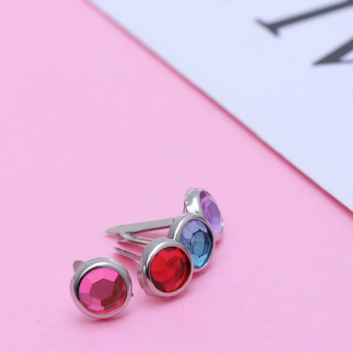 50 قطعة من مشابك معدنية مستديرة متعددة الألوان كريستالية سهلة التركيب مشابك صغيرة لتزيين ألبوم الصور الورقية ذاتية الصنع