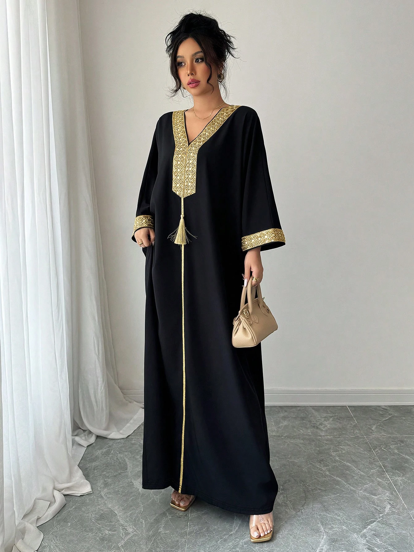 Damen Elegante Loungewear aus schwarzem, drapiertem Stoff mit Goldstickerei, V-Ausschnitt, Quasten und langen Ärmeln – Maxi-Kaftan für den Nahen Osten und Dubai – Detail 3