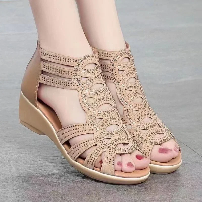 Summer Sandals 2025 New Soft Bottom Leather Surface Sandals for Women's Fashion Outerwear Slope Heel Non Slip Sandals