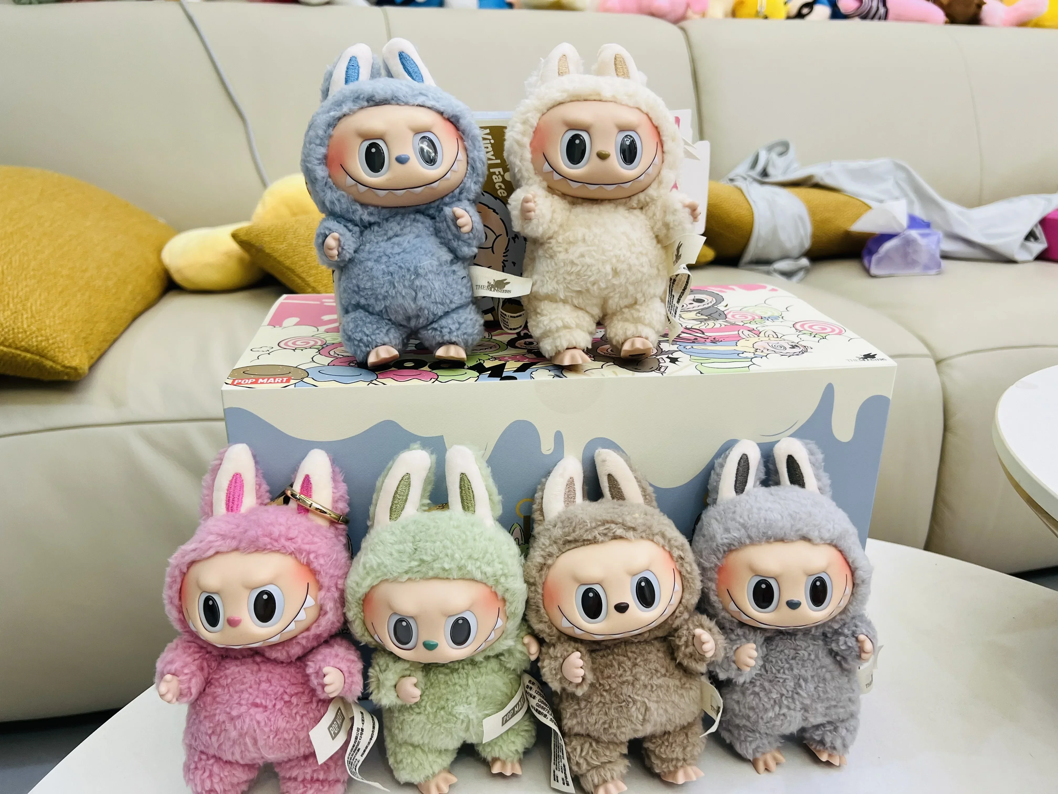 Popmart الساخن Labubu The Monsters Lisa Seme Heart Macarrr الفينيل قاعدة سلسلة العصرية لعبة زينة هدايا عيد الميلاد