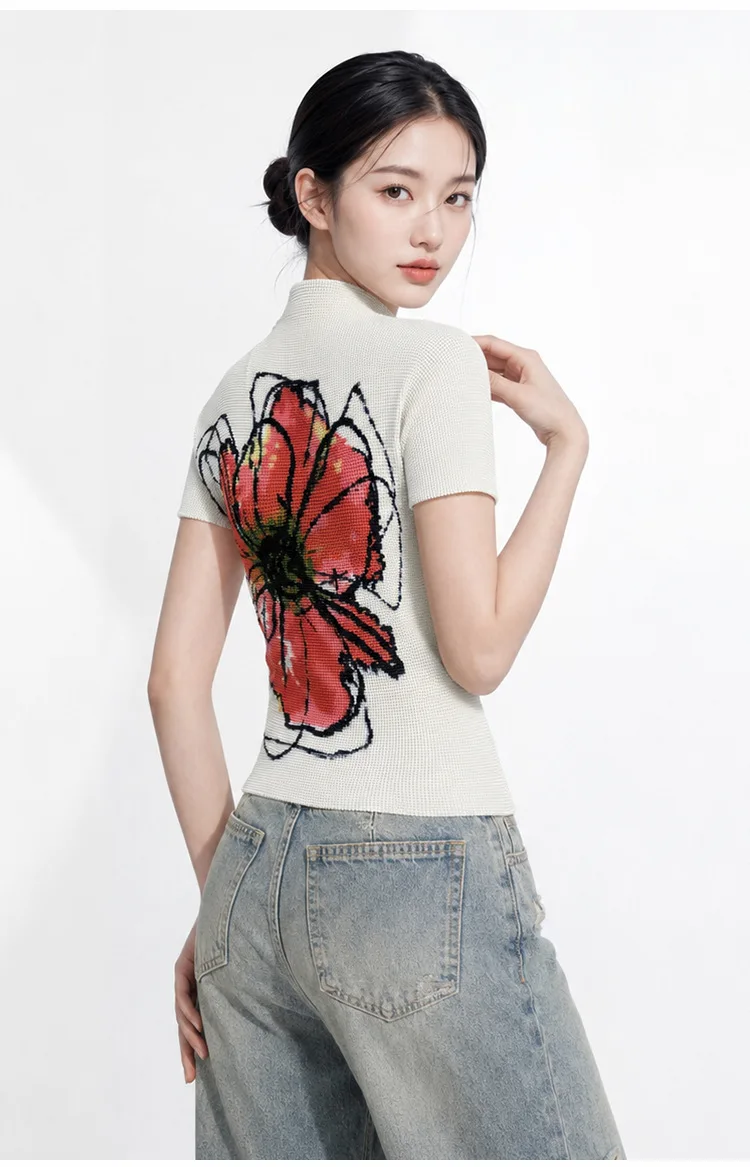 Miyake design-inspired pure and alluring short-sleeved T-shirt with trendy print, slim fit, elegant and versatile summer style.