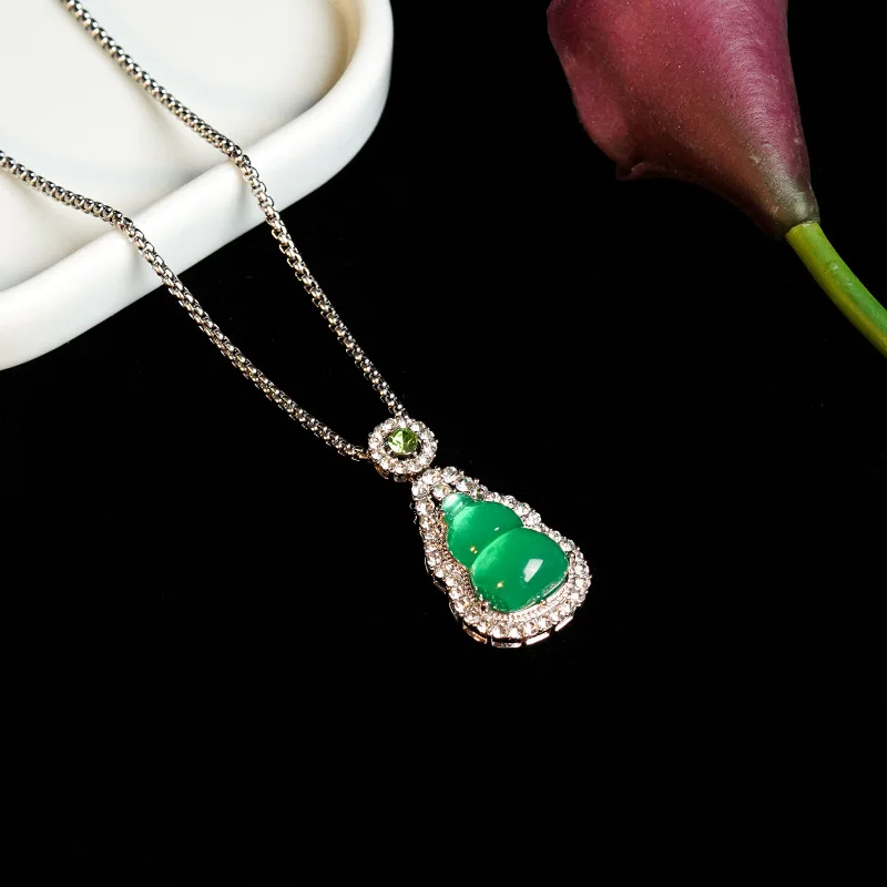 قلادة من اليشم المقلد العاجي على الطراز الصيني الجديد، قلادة خضراء، سلسلة سترة طويلة، راقية وأنيقة، لا تتلاشى. قلادة #1