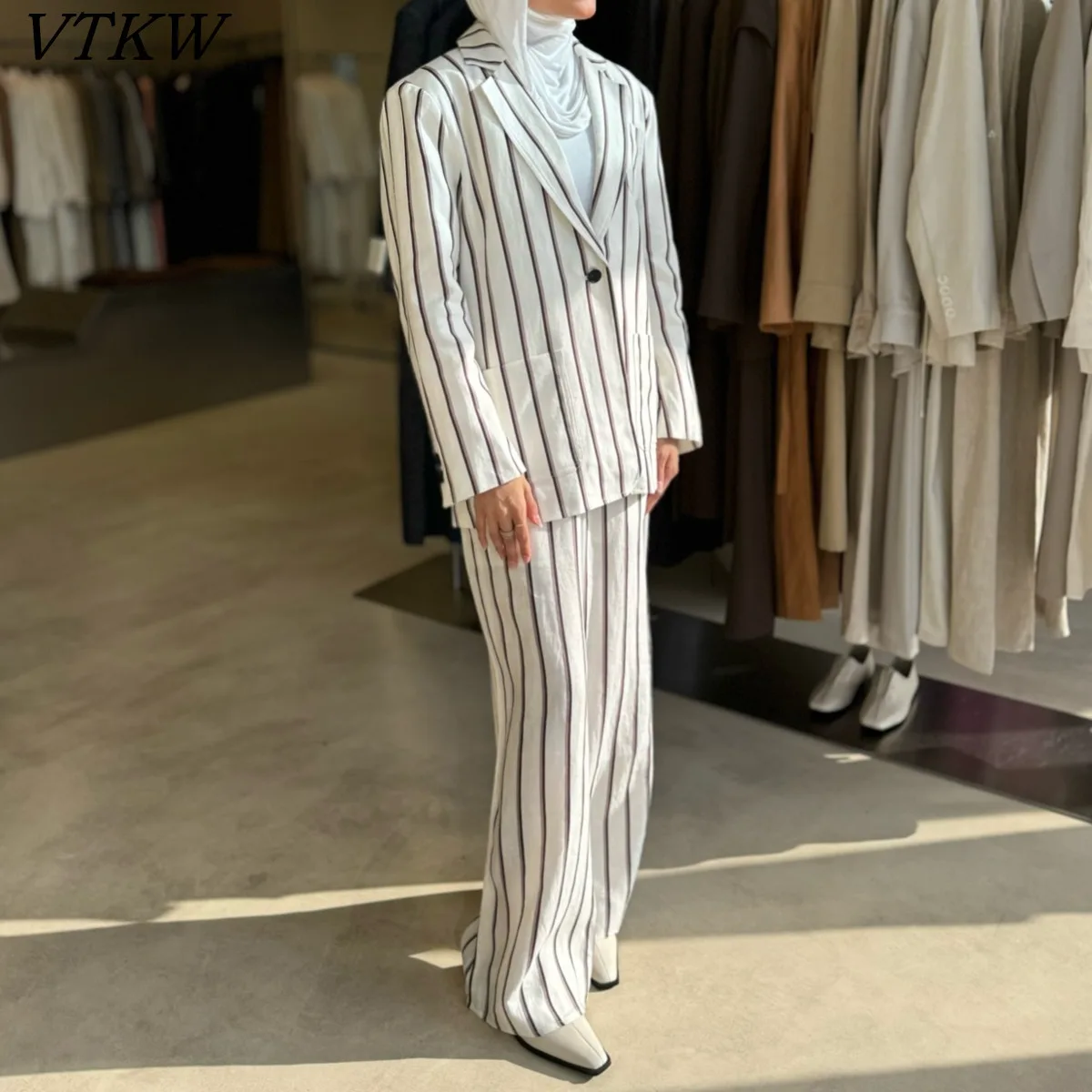 

Женский пиджак VTKW с полосатым лоскутным дизайном, тонким и стильным воротником и приталенными брюками прямого кроя2025 Высокое качество