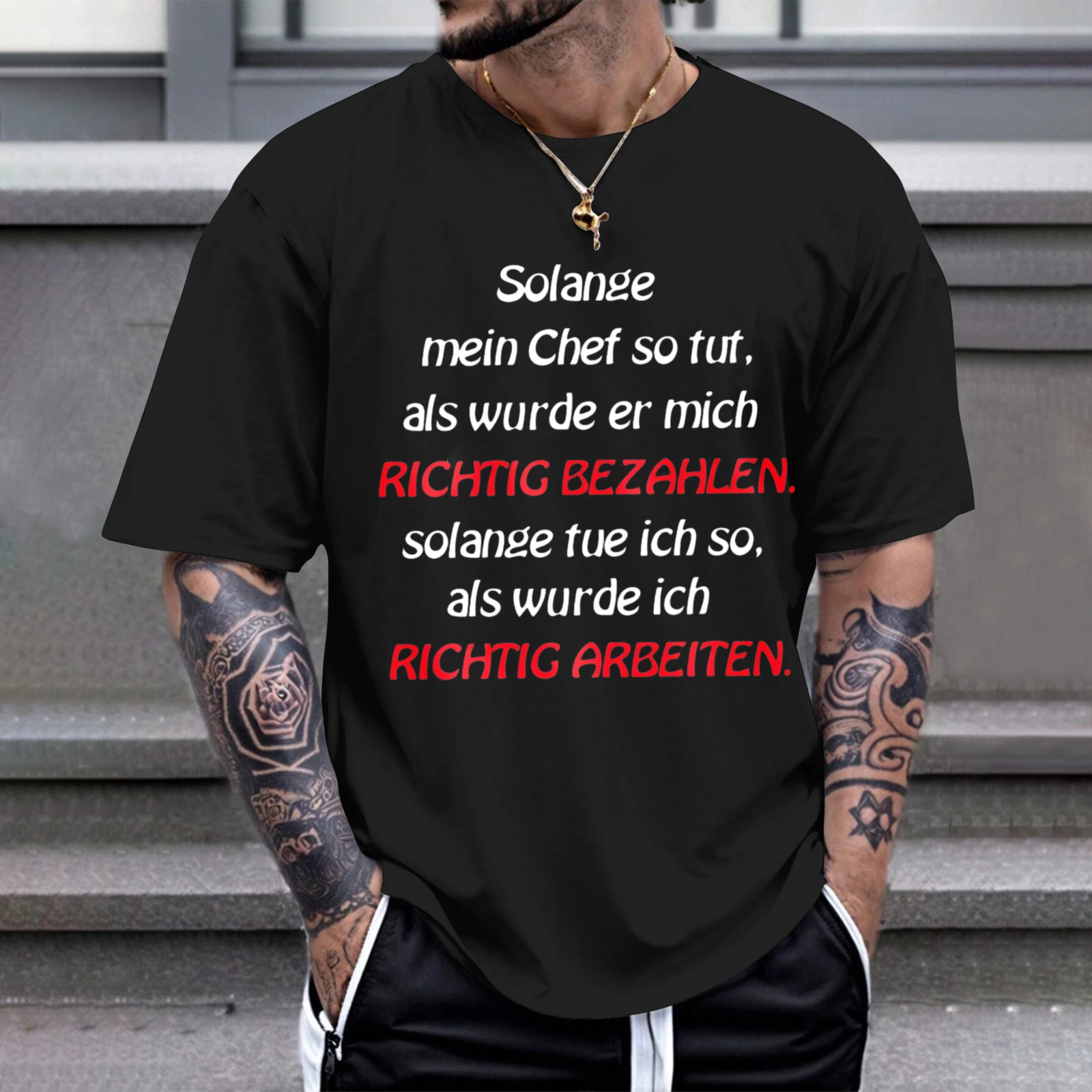 Herren-T-Shirt: Solange mein Chef so tut, als würde er mich wirklich bezahlen, solange ich so tun soll, als würde ich wirklich arbeiten. Perfekt für Freizeitkleidung, Partys und Karneval-Outfits.