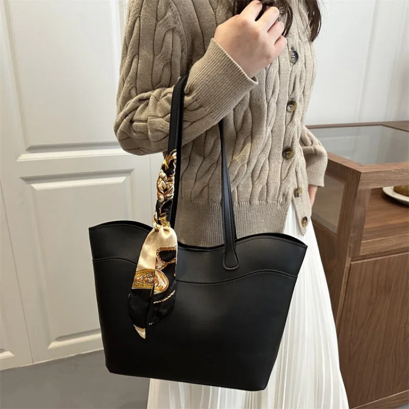 

Premium Women's Messenger Bag Made Of Polyester Leather Boasting Panama High-End Commuter Lightweight Soft Look