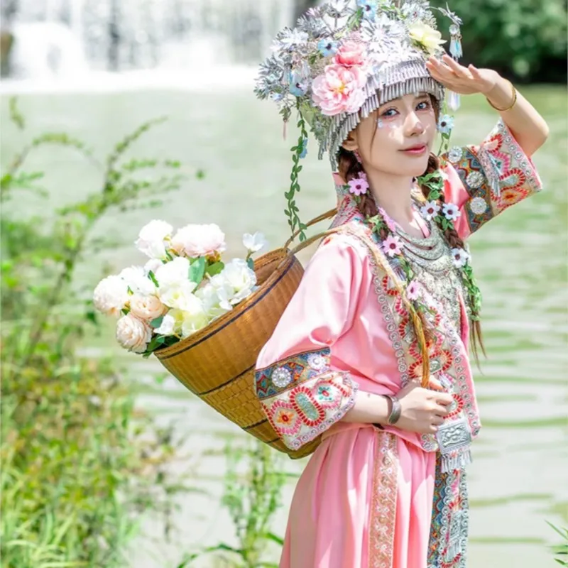 สาวสีชมพูชาติพันธุ์เครื่องแต่งกายที่แปลกใหม่เต้นรําการถ่ายภาพท่องเที่ยว