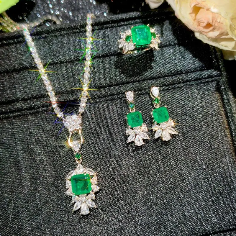 Luxurious high-end royal green imitation emerald wedding dress accessories, women's engagement ring, low-allergy ear stud pendan