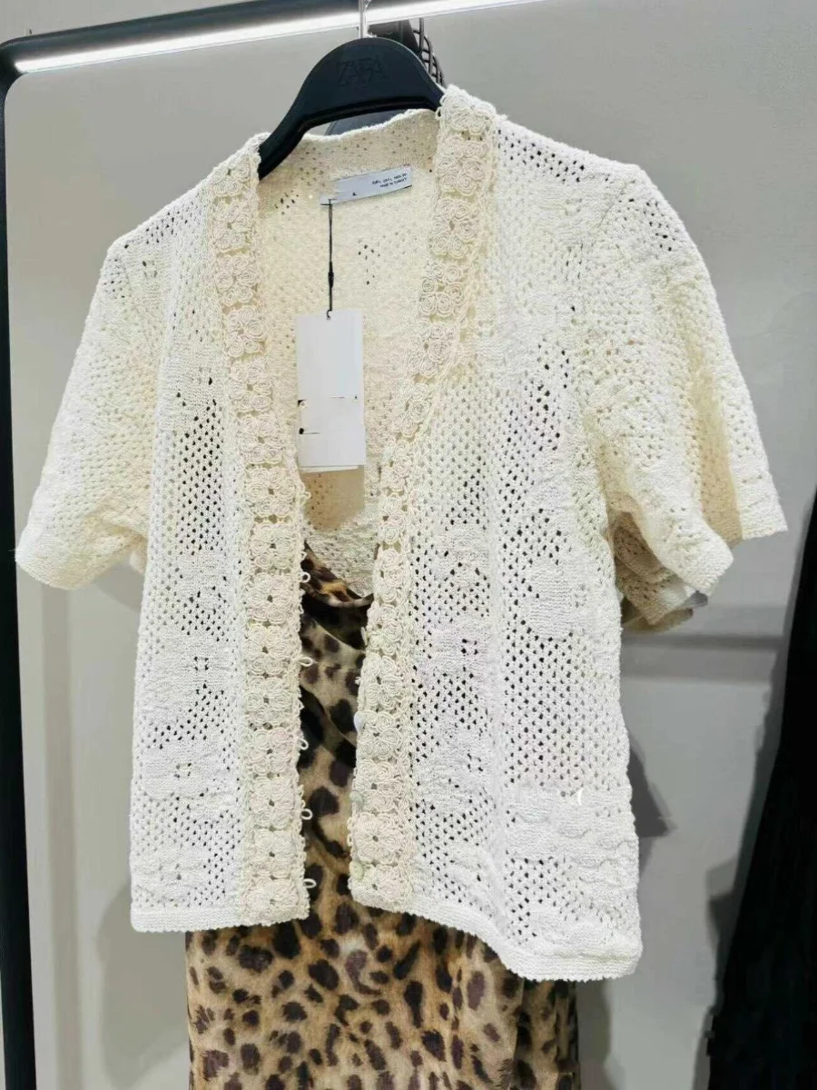 

Women's Faionable V-Ne Hollow out Knitted ort Sve Top Summer 2025 New Arrival Versatile Sweet Sle Polyester Fiber