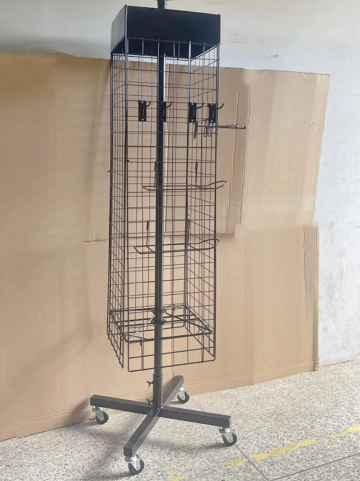 Wire mesh display rack with movable and rotating accessories, storage of socks and gloves on all sides