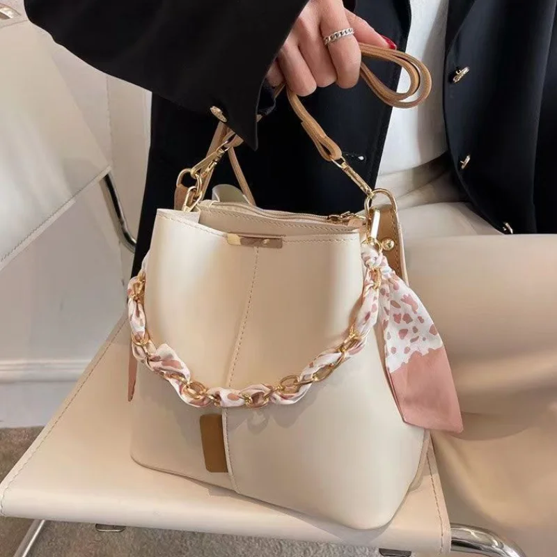 

New Luxury Fashion Women's Shoulder Bag Large Capacity Bucket Bag With Ribbon Chain Crossbody Bag Commuting