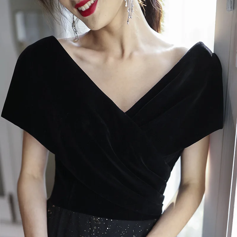 فستان سهرة للتخسيس الراقية للنساء 2025 جديد أسود على شكل حرف v مخملي طويل نمط أنيق فستان مضيف الهالة الملكة