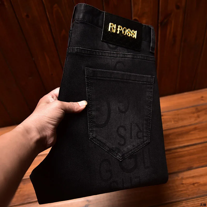 Celana jeans hitam ringan untuk pria, celana jins hitam mewah kelas atas ramping meregang, celana panjang kasual bercetak modis netral untuk pria 2024baru