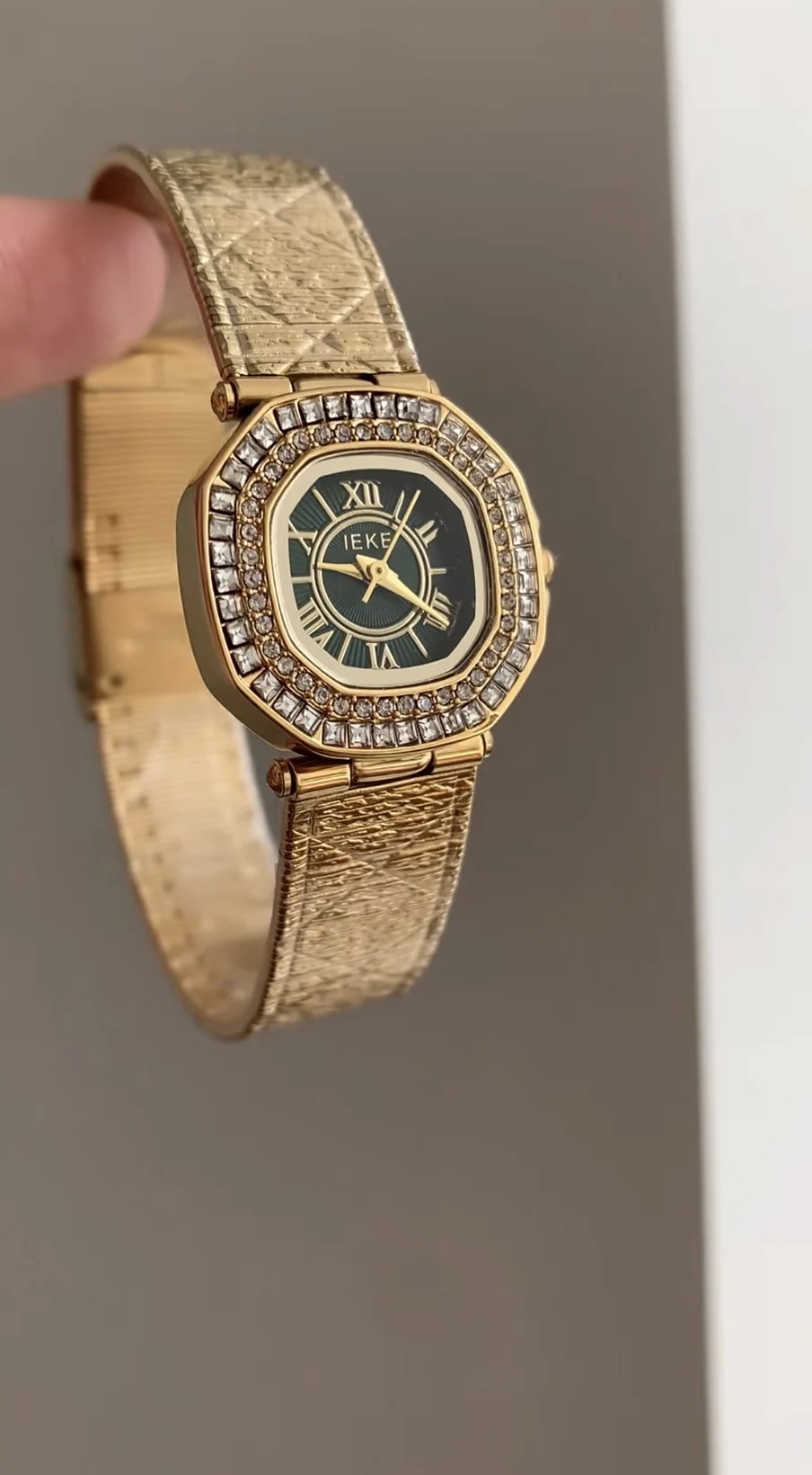 

Modern quartz watch Green fashion exquisite retro palace style temperament ladies quartz watch Elegant ladies watch