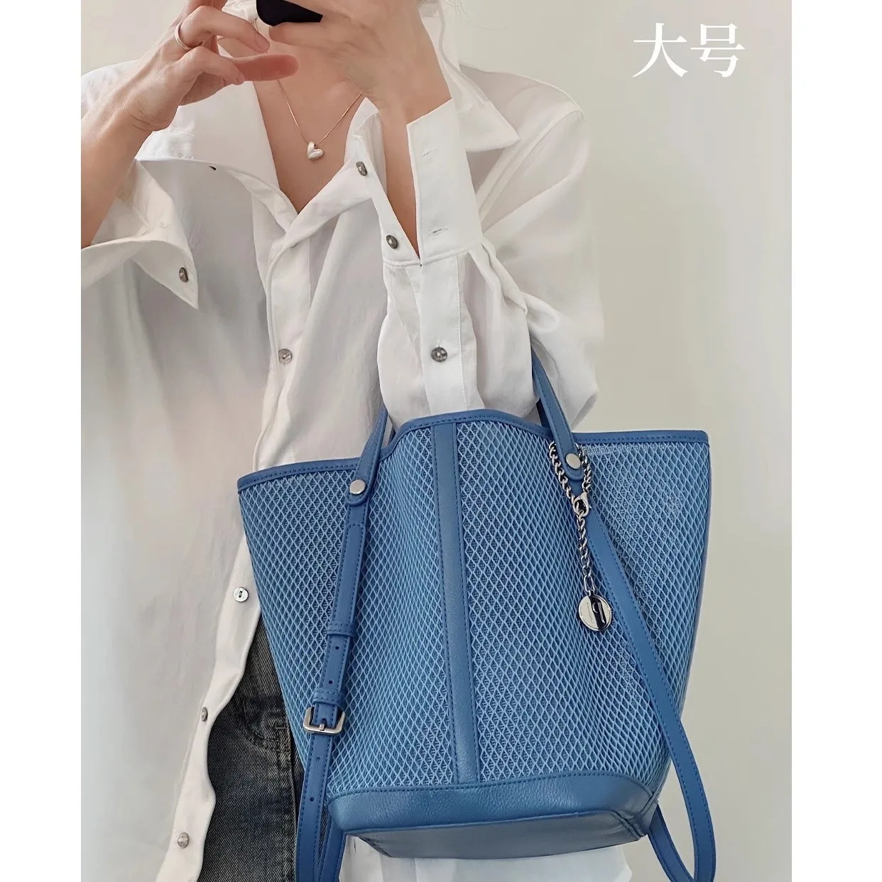 

2025 Cowhide Bucket Bag Women Single-shoulder Crossbody Vacation and Casual Style Armpit Lightweight Designer Luxury Bag