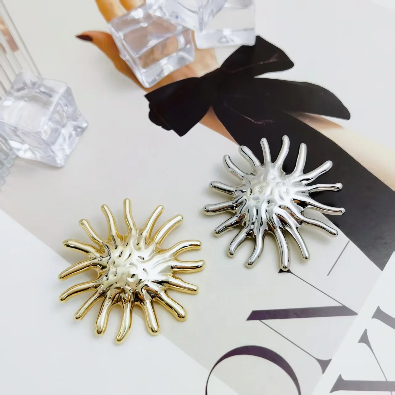 

Coral Shaped Large Metal Buttons Special Alloy Hand Sew Fittings For Knit Wool Coat