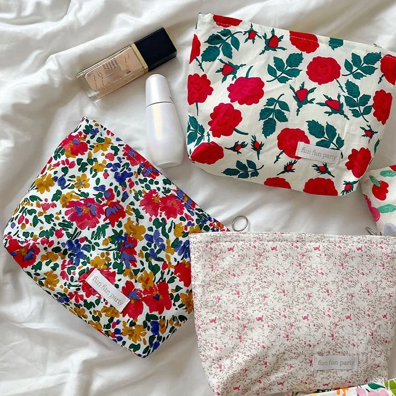 Cosmetic Toiletries Storage Bag Lipstick Bag Travel Fashion Women Ins Vintage Floral Clutch Zipper Makeup Bag Organizer Pouch