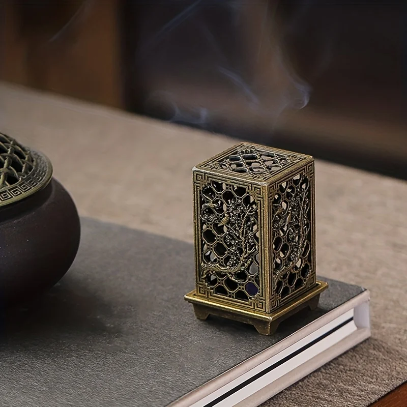 New Chinese-Style Copper Alloy Incense Burner with Small Cloud Pattern, Incense Tower Burner, Suitable for Tea Rooms, Reception Rooms, Offices, Metal Incense Burner Ornament, Decorative Gift, Ideal for Holiday Gift-Giving