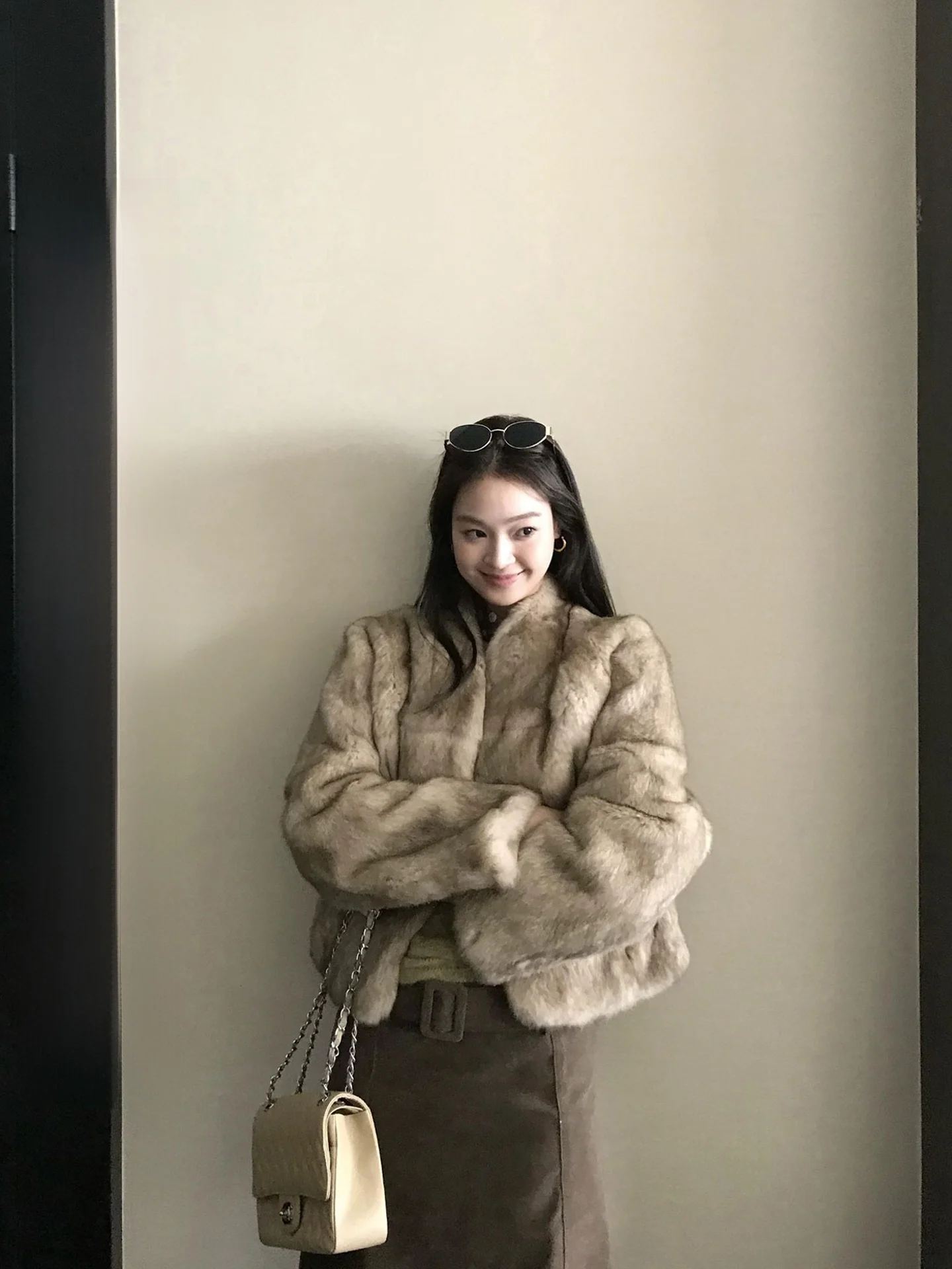 

Женское винтажное пальто Ele из натурального меха кролика с V-образным вырезом, комбинированное из кожи и меха, теплое, для зимы 2025 года