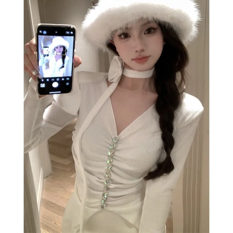 Camiseta de flores con cuello en V y pliegues de chica picante pura, Top corto Irregular ajustado de manga larga para primavera 2025, camisetas sexis elegantes Y2k