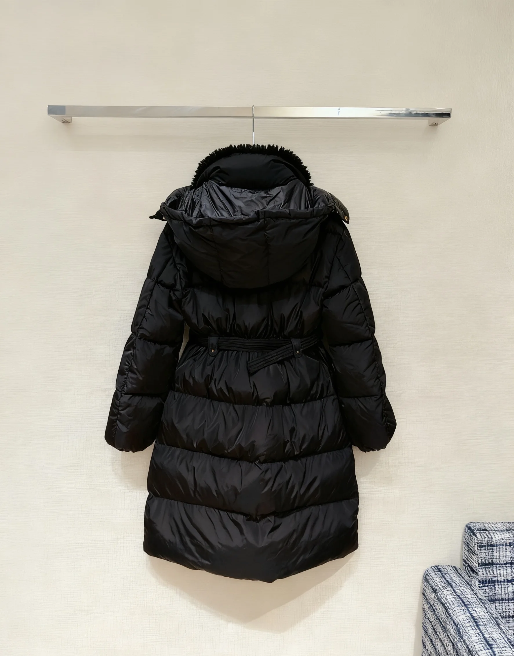 معطف نسائي طويل عالي الجودة لعام 2025 مع غطاء رأس من الفرو الحقيقي وحزام خصر، أوزة أسفل، نمط مناسب، صورة ظلية على شكل خبز. #2