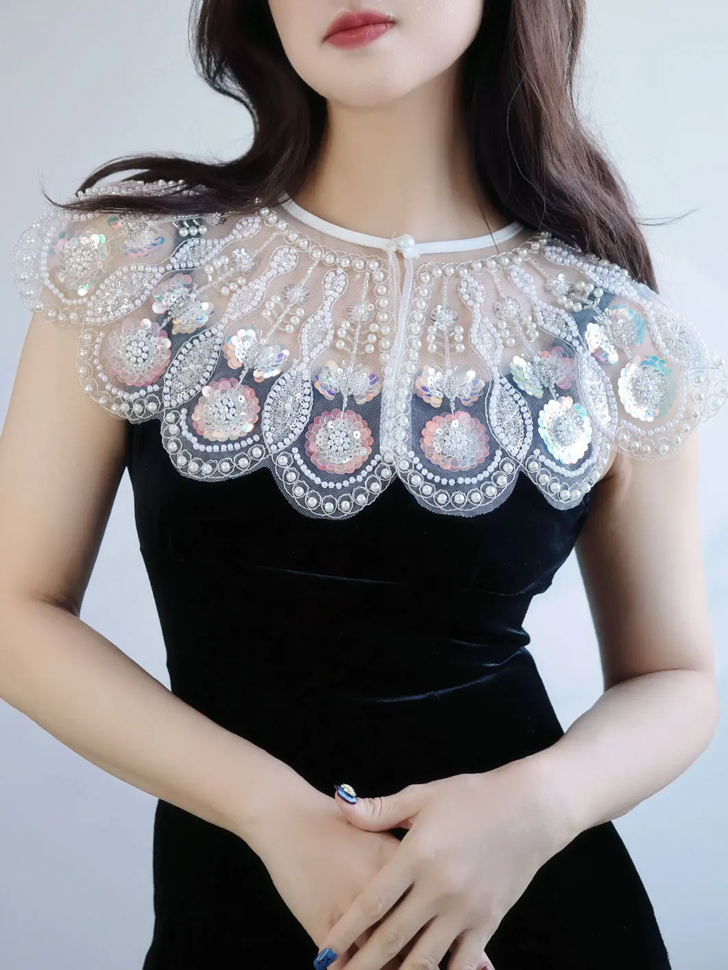 col-decoratif-elegant-blanc-brode-a-motif-ondule-vetement-d'exterieur-polyvalent-haut-de-gamme-epaules-nuage-assorti-pour-le-nouveau-chi