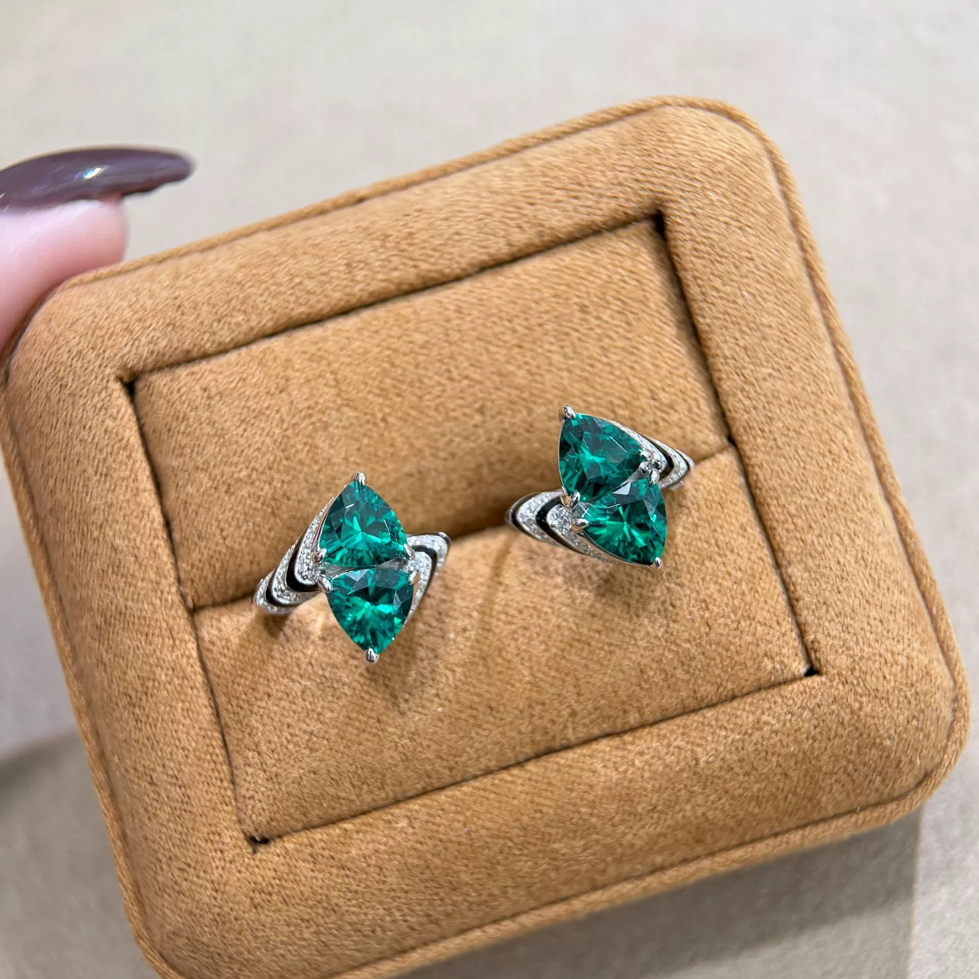 고급 더블 에메랄드 그린 삼각형 스톤 블랙 에나멜 레오파드 프린트 후프 귀걸이 실버 925 럭셔리 파인 주얼리 여성용