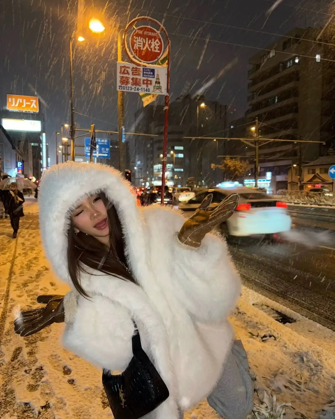 المرأة أنيقة الدانتيل يصل مقنعين فو الفراء معطف عادية بيضاء طويلة الأكمام رقيق فضفاض سترة دافئة سيدة الشتاء اليومية سترات الشارع