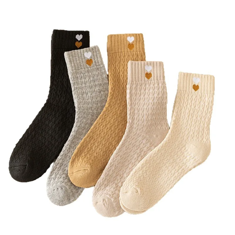 ถุงเท้าผู้หญิงแฟชั่นฤดูใบไม้ร่วงฤดูหนาว 1/5 คู่ ถุงเท้าผู้หญิงแบบหนา อุ่น สวมใส่สบาย เหมาะสำหรับใส่ในบ้าน ถุงเท้าลำลองแบบกลางข้อ ถุงเท้านอน