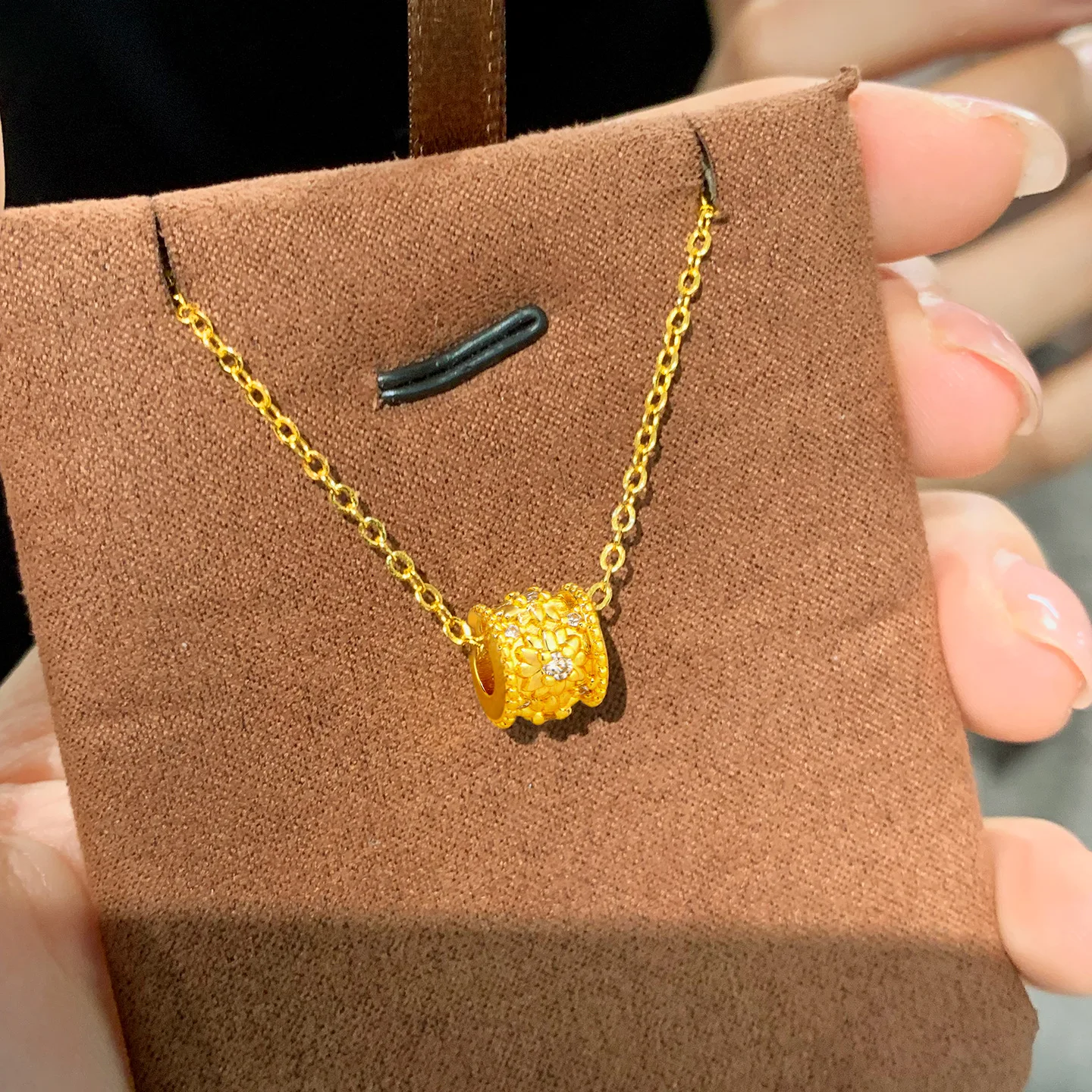 9999 gold point diamond blooming flower path connecting pendant with unique design, versatile and suitable for small waist