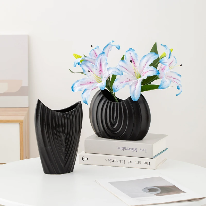 

Ceramic vase with creative wide-mouth design, featuring a sense of exclusivity and sophistication.