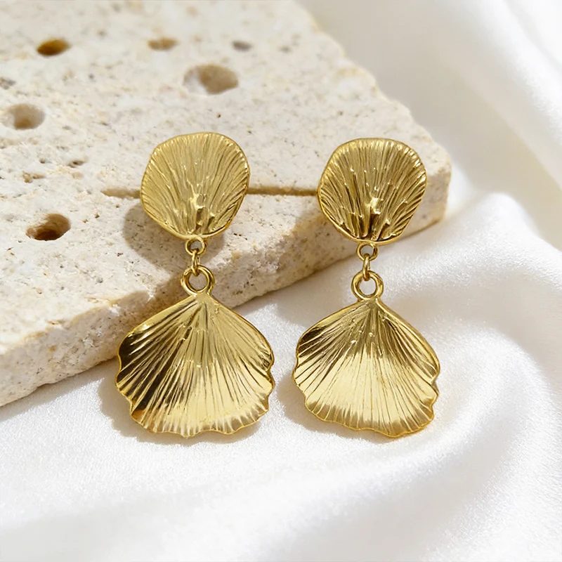 2026 Sommer Einzigartige Blatt-Design Edelstahl-Ohrclips für Damen Schmerzfreie 18K Vergoldete Wasserdichte Nicht Anlaufende Ohrringe