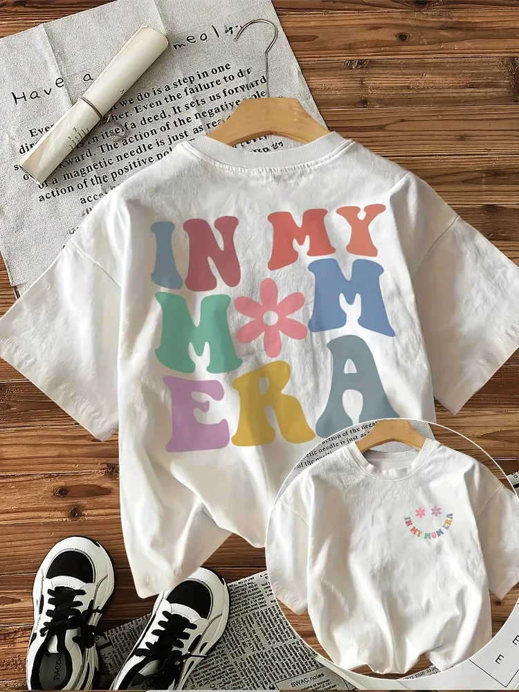 تي شيرت مطبوع بنمط In My Mom Era للسيدات كاجوال برقبة دائرية وأكمام قصيرة وتصميم حروف ملونة وزهور من القطن الخالص
