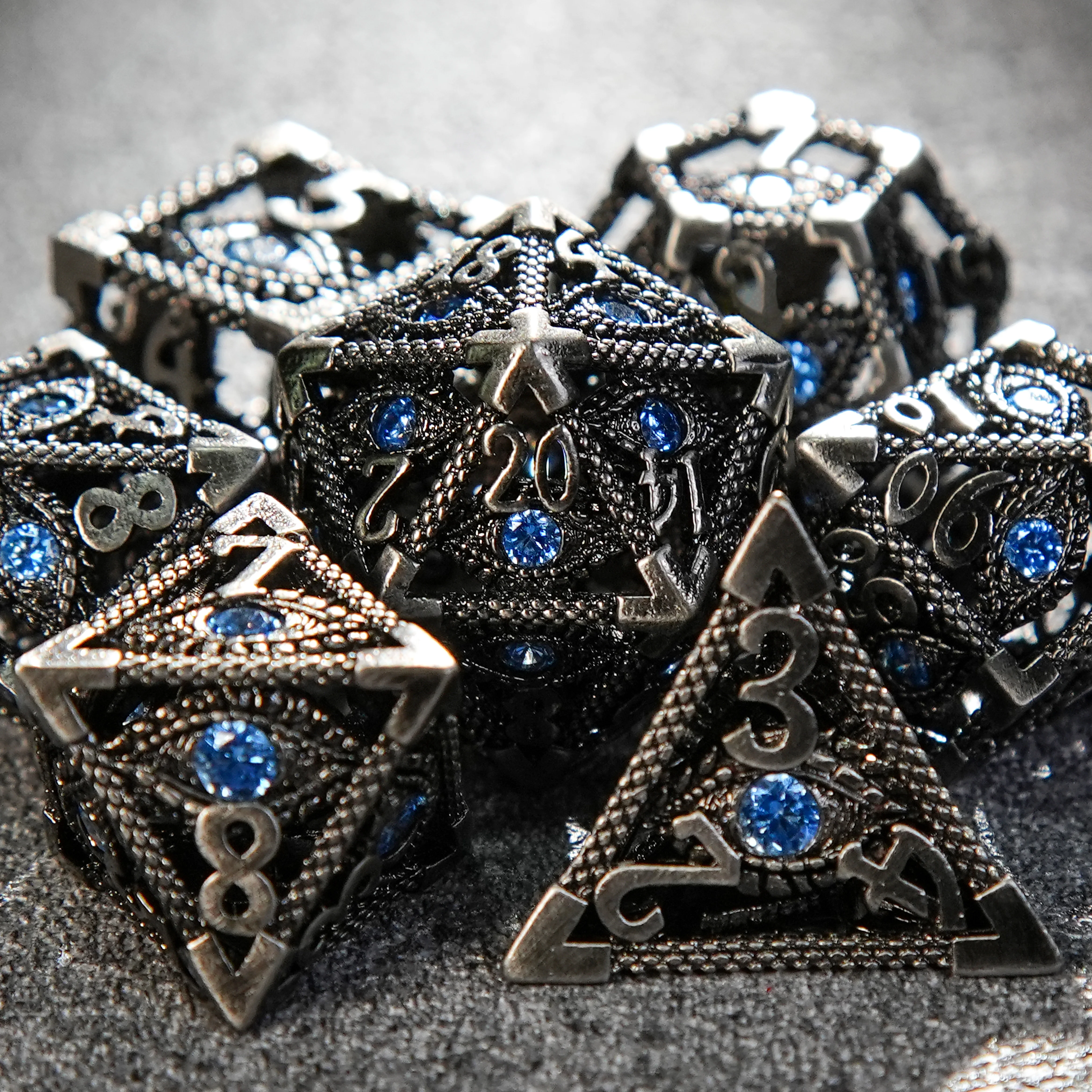 

7Pcs Metal Hollow Nickel Plated Blue Gemstone DND Dice Set D&D Board Game Dungeons Dragon TRPG Polyhedral Dice Table Game