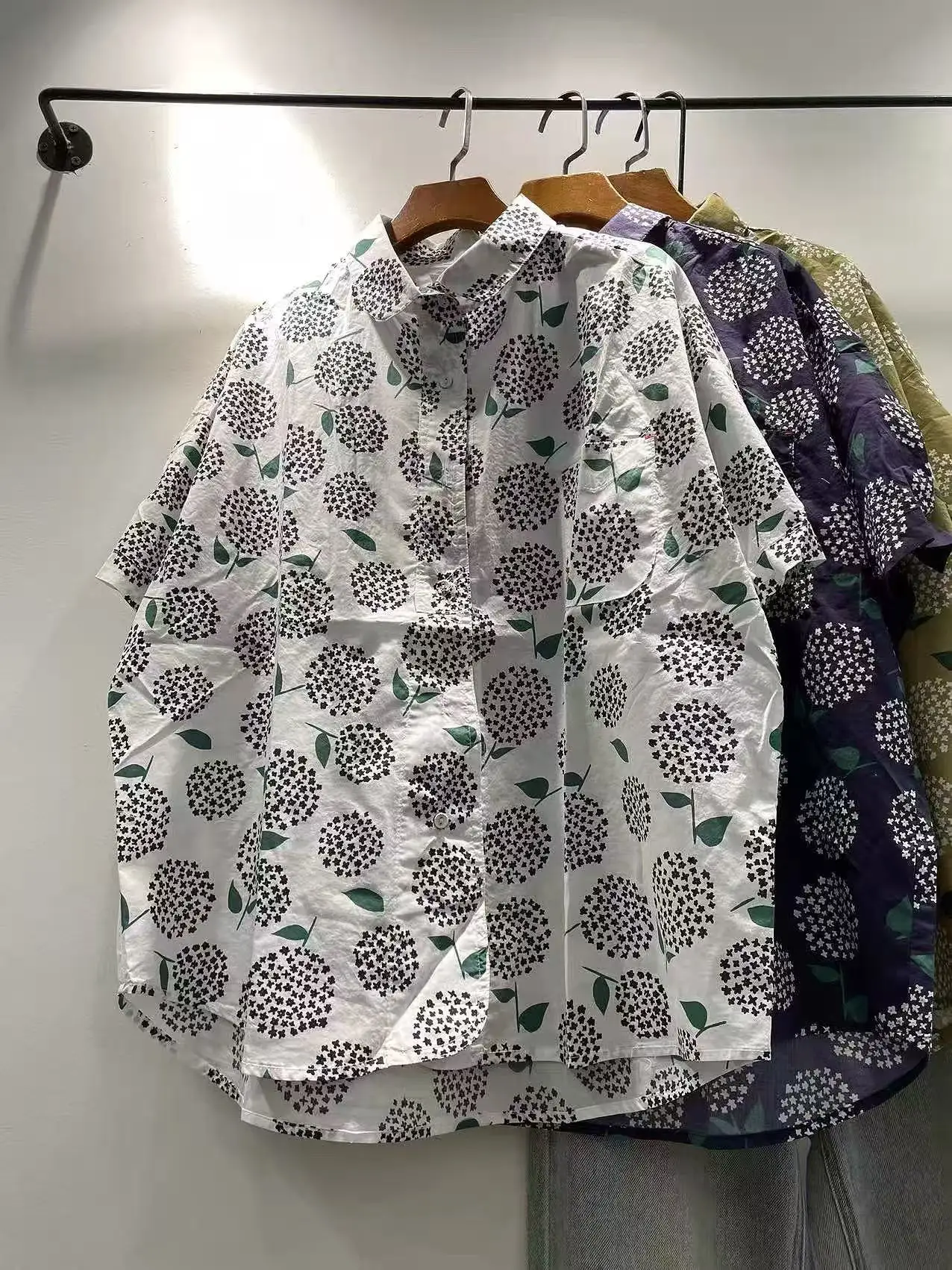 

Рубашки оверсайз из чистого хлопка с цветочным принтом, обхват груди 122 см, блузки с короткими рукавами для женщин, летние топы больших размеров в гавайском стиле.