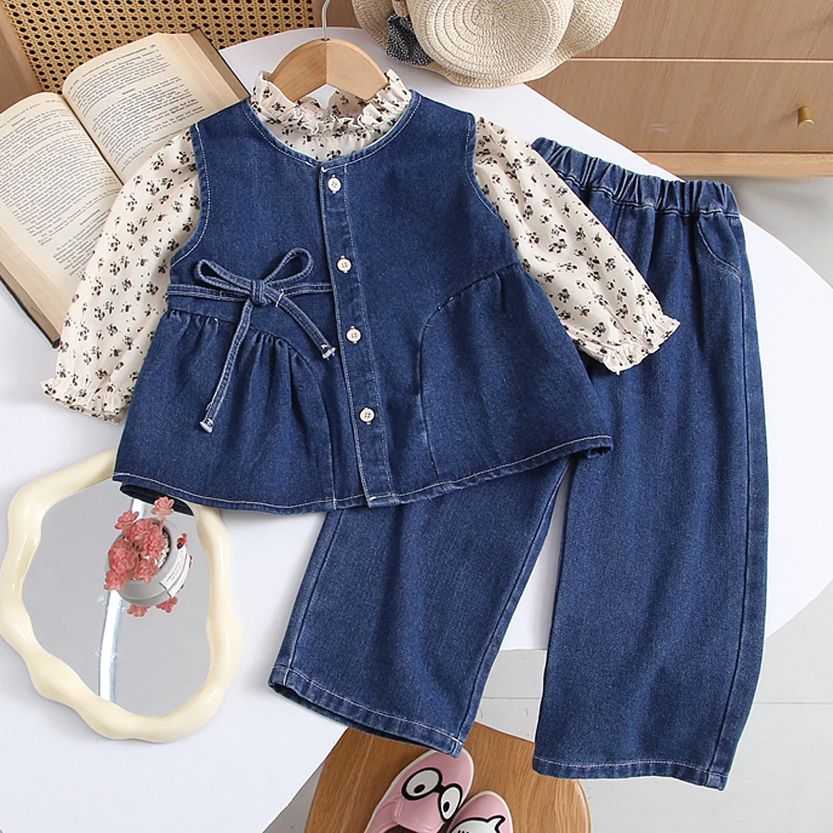 

Новый осенний комплект для девочек 1-9 лет: 3 предмета (рубашка с цветочным принтом, джинсовый жилет, брюки), модный наряд для роста 90-140 см