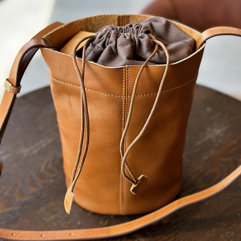 

2023 New Leather Drawstring Bucket Women's Vegetable Tanned Cowhide Retro Texture Shoulder Messenger Bag Lightweight Kettle