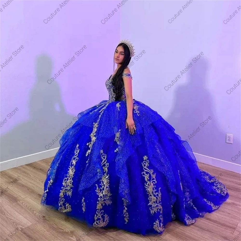 Необыкновенные королевские синие платья Quinceanera, бальное платье с золотой аппликацией, оборками и бусинами, мексиканское роскошное платье на день рождения 2025 года по индивидуальному заказу