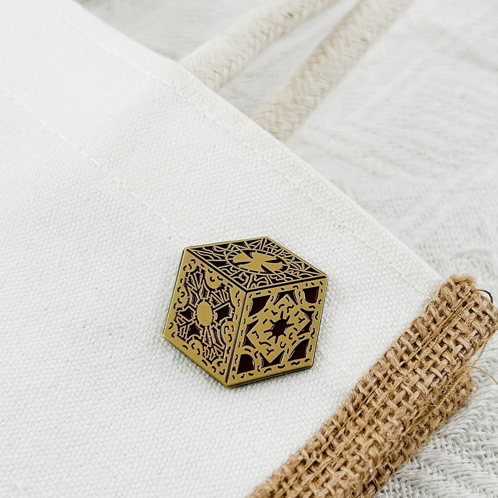 Hellraiser Puzzle Box Enamel Pin 80s Horror Movie Peripheral Badge Shiny Lament Configuration Pinhead Brooch Halloween Decorativ