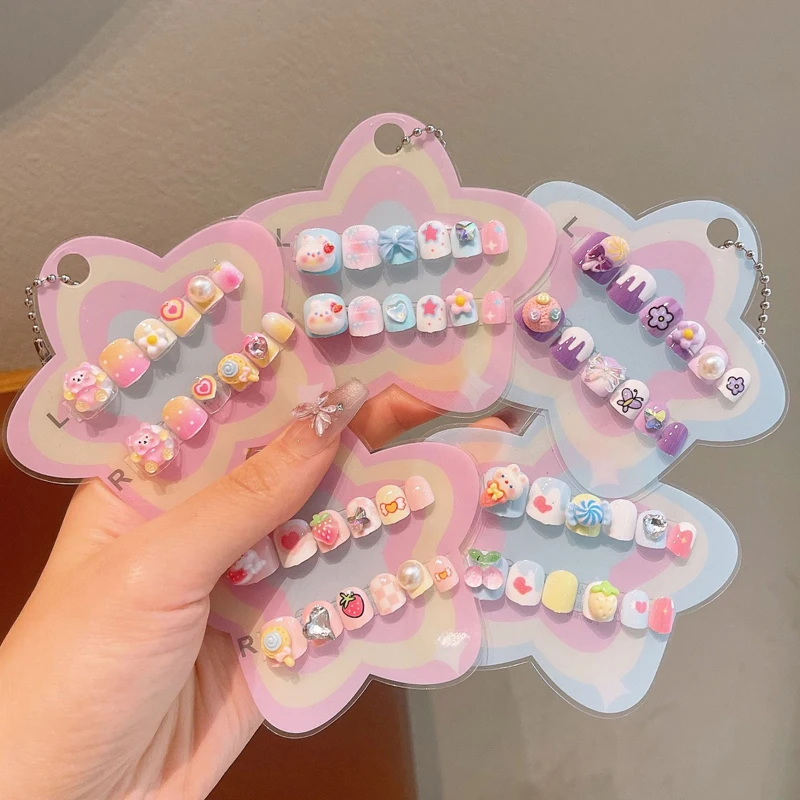 12 Stück Kinder-Nägel mit niedlichem Blumen- und Erdbeerhasen-Motiv, zum Aufdrücken, für 4–10 Jahre, abnehmbare Nagelaufkleber, künstliche Nägel, Mädchen-Geburtstagsgeschenke